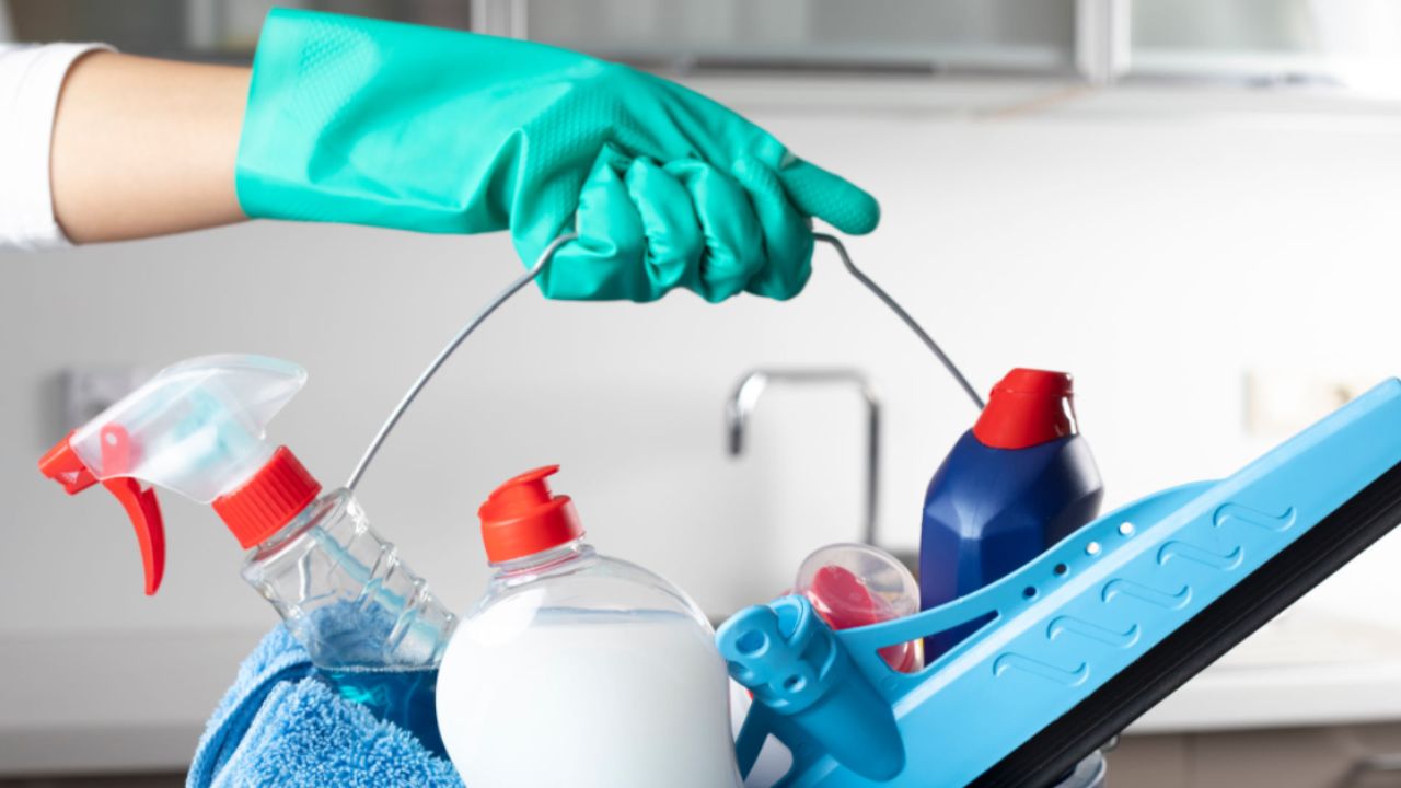 10 Natural Cleaning Solutions for a Sparkling Clean Bathroom